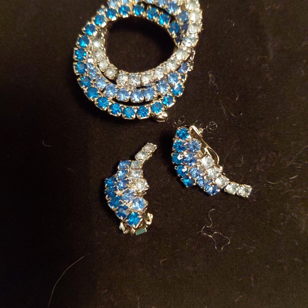 Vintage Trio Blue Rhinestone Brooch & Clip on Earrings. - Picture 3 of 8